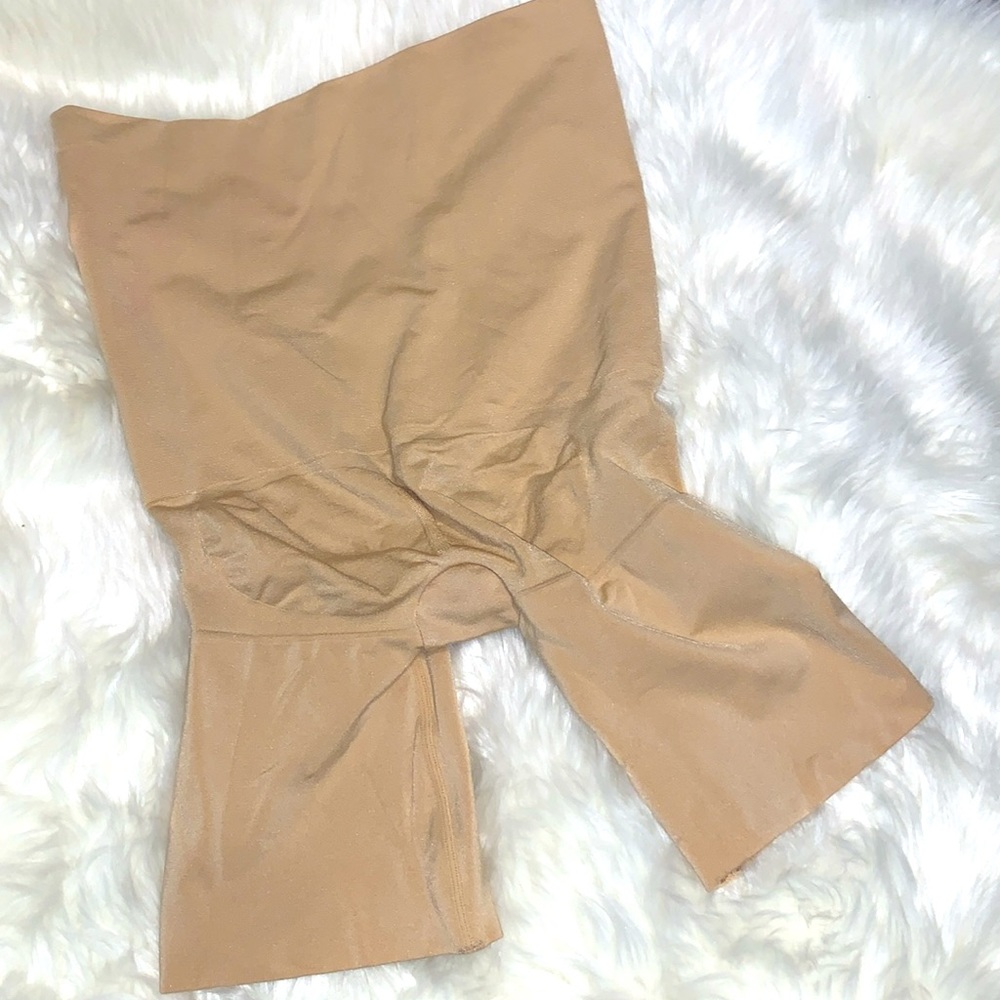 SPANX Red Hot Label Flat Out Flawless Mid Thigh Short L/G Soft Nude High Waist - Picture 3 of 4